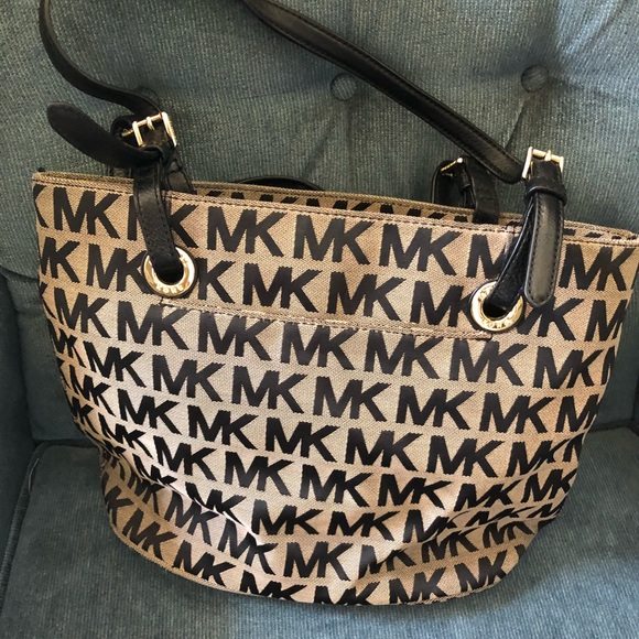 Michael Kors Handbags - Michael Kors Bag, gently uses , no inside tears